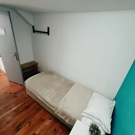 By Doors بيت شباب بورتو