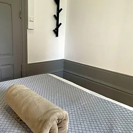 By Doors Hostal *