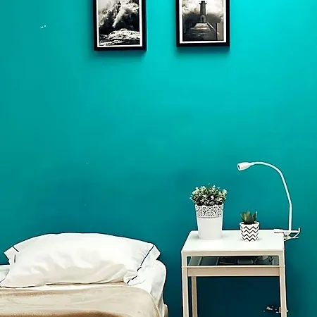 By Doors Hostal *