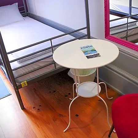 By Doors Hostal *