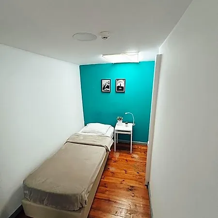 By Doors Hostal