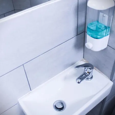 By Doors אכסניה