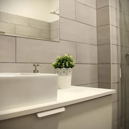 By Doors بيت شباب