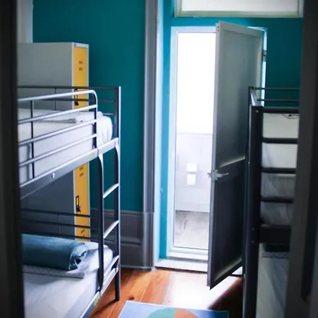 By Doors Hostal *
