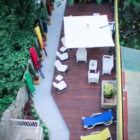 By Doors Hostal