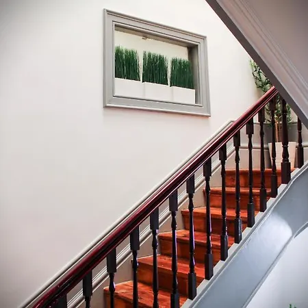 By Doors بيت شباب