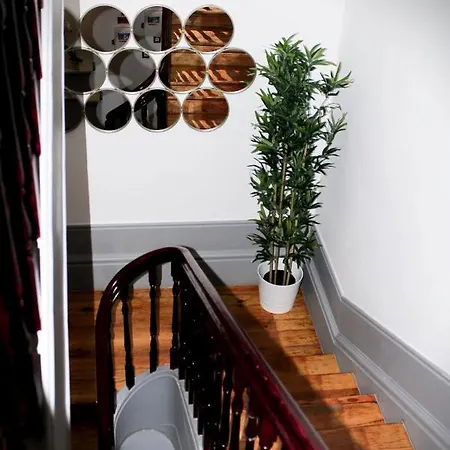 By Doors بيت شباب